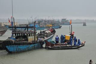 Vietnam evacúa a miles y cierra aeropuertos ante la llegada del tifón Bualoi