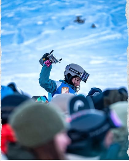 Vietti, celebrando sus logros en el Freeride World Tour de Val Thorens