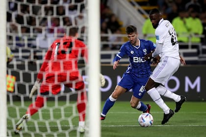 Vietto, autor de dos goles, maniobra ante Rüdiger, mientras se prepara el arquero Lunin