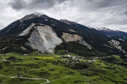 Vista del pueblo y el "Brienzer Rutsch", tomada el martes 9 de mayo de 2023, en Brienz-Brinzauls, Suiza. Las autoridades en el este de Suiza ordenaron a los residentes del pequeño pueblo de Brienz que evacuen el viernes por la noche porque los expertos en geología dicen que una masa de 2 millones de metros cúbicos de roca alpina que se cierne sobre su cabeza podría desprenderse y derramarse en las próximas semanas