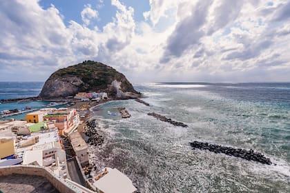  Es una isla volcánica que cuenta con algunas playas de arena negra. Además, tiene numerosos manantiales de aguas termales.