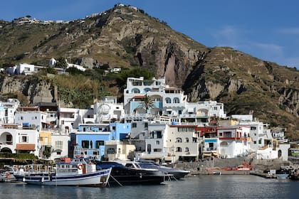 El pueblo sólo puede visitarse a pie, partiendo de la típica plazoleta.
