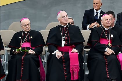 Viganò (izquierda) escucha un discurso de Francisco durante la visita de 2015