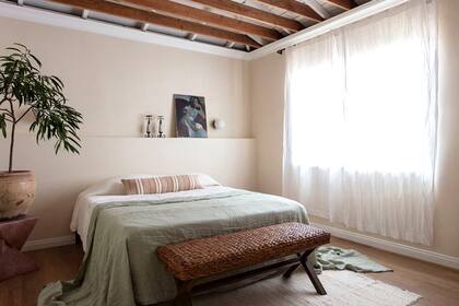 Vigas de madera, detalles de artesanía, lienzos y colores intensos, son algunas claves para agregar la ilusión de más altura en el hogar.