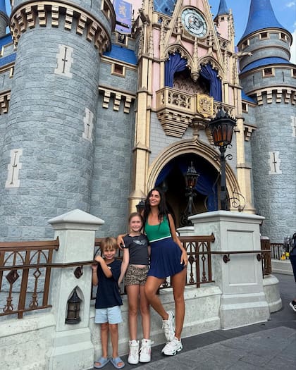 Viggo, Malaika y Zaira en Disney (Foto: Instagram @zaira.nara)