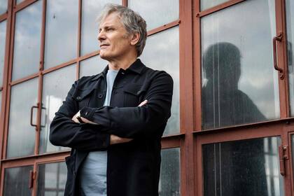 Viggo Mortensen posa para los fotógrafos en Copenague. El actor con raíces argentinas presentó hace poco su película Hasta el fin del mundo, un film que cuenta la historia de la relación entre una mujer independiente y un inmigrante danés durante la guerra civil estadounidense