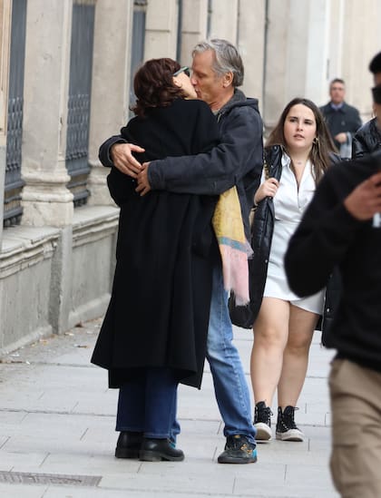 Viggo Mortensen y Ariadna Gil se besan en las calles de Madrid 