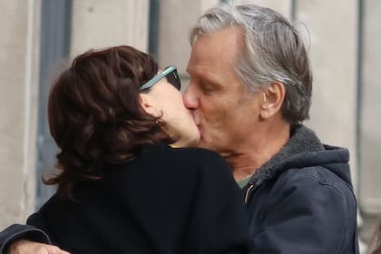Viggo Mortensen y Ariadna Gil se besan en las calles de Madrid