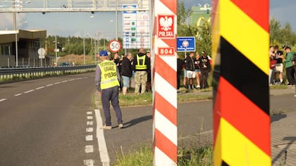 Vigilantes polacos a la vera de la autopista