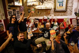 La insólita vigilia literaria que espera en Flores un Nobel con humor y devoción