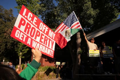 Vigilia comunitaria el lunes 30 de junio de 2025 para solidarizarse con una familia de inmigrantes después de que agentes del ICE detuvieron a Rosalina Luna Vargas el sábado 28 de junio frente a sus hijos, en Pasadena, California (AP Foto/Damian Dovarganes)