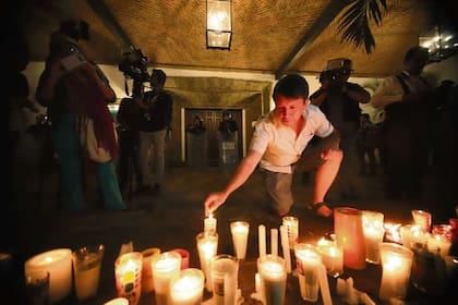 Vigilia de velas por los jóvenes frente a la residencia del gobernador de Guadalajara