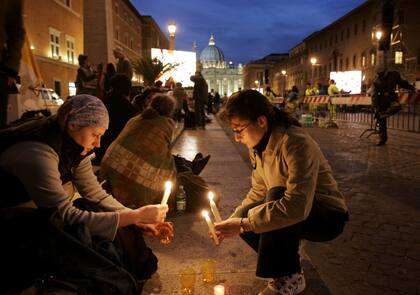 Vigilia en las calles de Roma en la noche previa al entierro