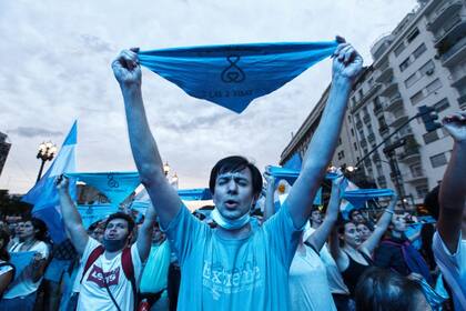 Vigilia en los alrededores del congreso mientras se define la votación por la ley del aborto