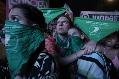 Vigilia en los alrededores del congreso mientras se define la votación por la ley del aborto