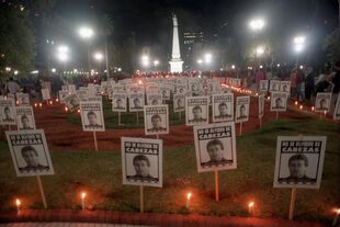 Vigilia en Plaza de Mayo al cumplirse dos meses del asesinato, en 1997