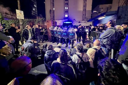 Vigilia en torno al lugar donde mantienen detenido al fotorreportero Tomás Cuesta, luego de la marcha de los jubilados al Congreso