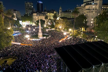 Vigilia por el acto del 24 de marzo en la Plaza de Mayo. El vallado se usa como límite para el escenario que está montado. Vista de drone