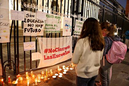 Vigilia por el regreso de las clases presenciales frente a la Gobernación, en La Plata