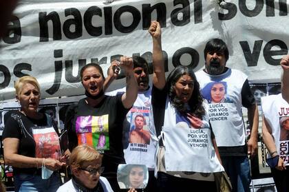 Vigilia por la reunión del Jurado de Enjuiciamiento de Magistrados en la que se resolvió suspender provisoriamente a los jueces que absolvieron a los acusados del femicidio de Lucía Pérez
