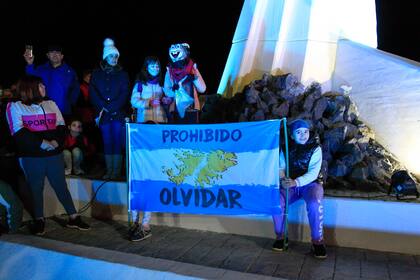 VIGILIA POR  MALVINAS EN RIO GALLEGOS. Una multitud acompañó anoche a los veteranos de Guerra que se congregaron el Monumento a los Caídos.