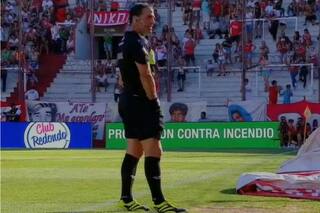 El colmo de un árbitro: Vigliano se olvidó el silbato y demoró el partido