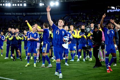 Viktor Gyokeres, autor de los tres goles de Suecia en la victoria por 3 a 1 sobre Ucrania, festeja el triunfo y se lleva el balón por el hat-trick