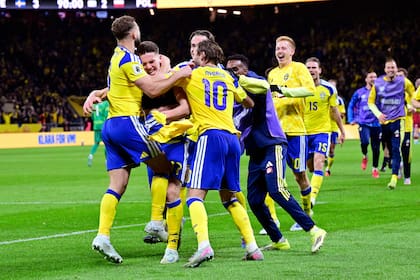 Viktor Gyökeres, de Suecia, celebra con sus compañeros tras clasificarse al Mundial 2026