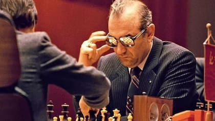 Viktor Korchnoi usando anteojos de sol ante Karpov para evitar ser "hipnotizado"