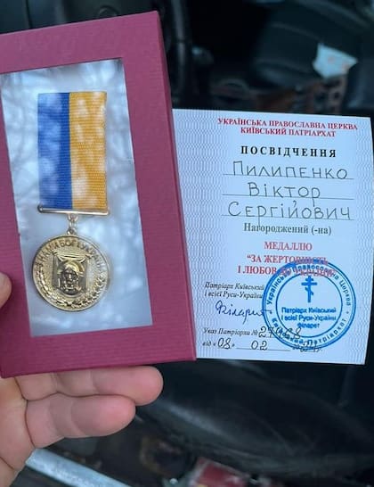 Viktor Pylypenko mostró su condecoración, pero luego se la quitaron al enterarse que era gay