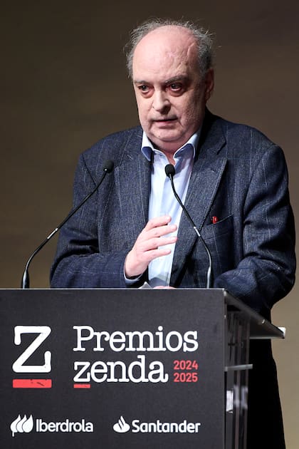 Vila-Matas sostuvo que para ser escritor hay que atreverse "a todo"