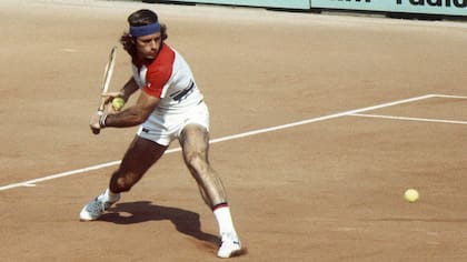 Vilas en acción, en Roland Garros 1977