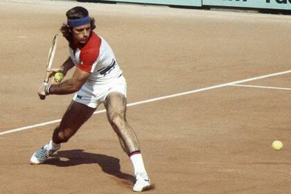 Vilas en acción, en Roland Garros 1977.