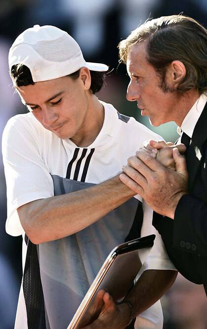 Vilas intenta consolar a Coria tras entregarle el segundo premio de una final que el Mago nunca imaginó que perdería.