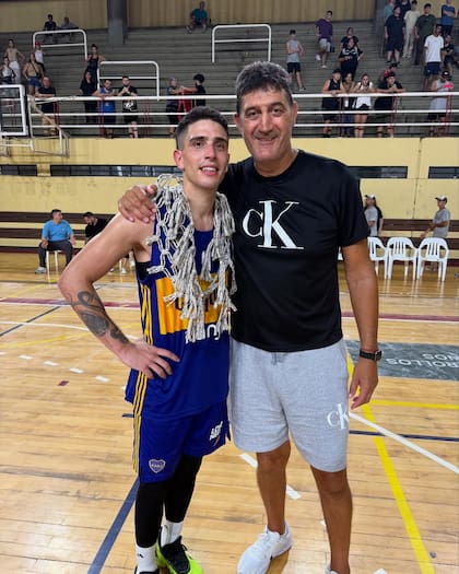 Vildoza junto a su representante, Luis Emilio Villar, tras la conquista de la Copa Súper 20 por parte de Boca, este año; el ex ala-pivote de la selección se ganó la confianza de Ana cuando Pepe era un adolescente.