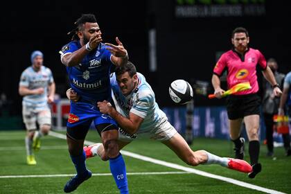 Tackle de Boffelli a Vilimoni Botitu en el partido que Racing 92 le ganó a Castres por 23 a 20 y con el que alcanzó la vanguardia del Top 14 de Francia; seis días después de su debut absoluto, el argentino tuvo su estreno como titular.