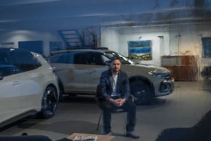 Viljormur Davidsen, jugador de la selección masculina de fútbol de las Islas Feroe, en el concesionario de automóviles donde trabaja en Tórshavn