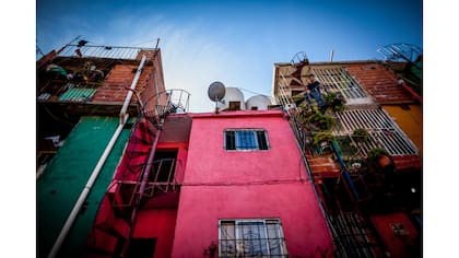 Algunas de las casas de con sus escaleras espiraladas y colores brillantes