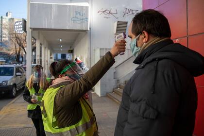 Agentes del Instituto de la Vivienda de la Ciudad le toman la fiebre a los vecinos en Villa Lugano