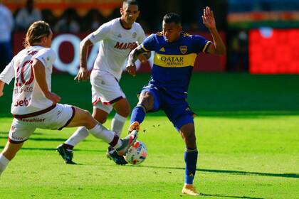 Villa ante De la Vega; el colombiano tuvo mucha más participación en la segunda etapa jugando por la izquierda en Boca ante Lanús