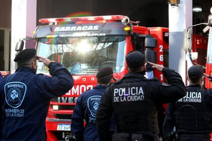 Bomberos y policías realizaron ayer un homenaje a los servidores públicos fallecidos en la explosión de una perfumería, Ariel Váezquez y Maximiliano Firma Paz