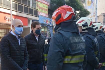 Horacio Rodríguez Larreta y Diego Santilli encabezaron la formación de honor a los bomberos fallecidos