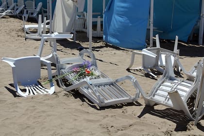 La imagen que vale más que mil palabras. Ofrenda florales en el lugar donde murieron los bañistas alcanzados por el rayo