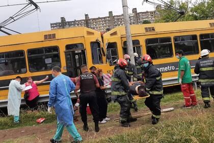 Los bomberos ayudaron a llevar a uno de los heridos a la ambulancia del SAME