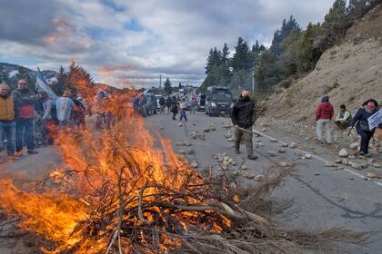 El año pasado, vecinos de Bariloche se juntaron en la ruta nacional 40 para apoyar a los habitantes de Villa Mascardi