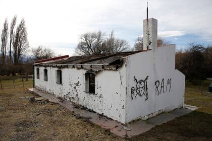 El 21 de agosto de 2017 el puesto del Campo de los Benetton, emplazado en la ruta 40, fue atacado e incendiado por el grupo Radical Mapuche RAM