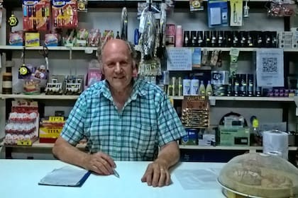 “Sabía que estaba ciego, pero siempre pensé que veía algo, caminaba sin dudar cada paso”, recuerda César sobre las visitas de Borges al almacén