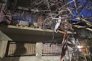 Villa Pueyrredón: una cocina explotó por acumulación de gas, provocó destrozos en un edificio y dejó seis heridos