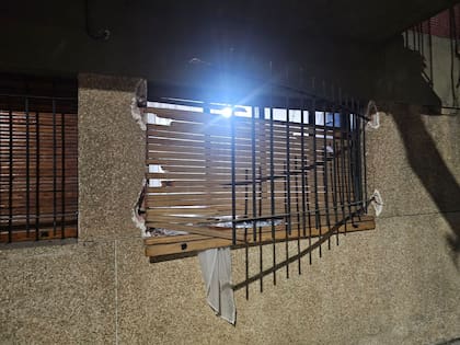 Villa Pueyrredón: fuerte explosión de una cocina provocó destrozos en un edificio y dejó al menos seis heridos