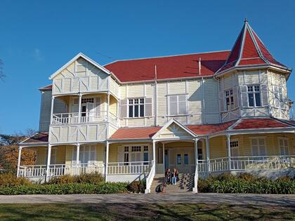 Villa Victoria es la casa de madera más importante que queda en Mar del Plata. Es un modelo prefabricado de la firma Boulton & Paul que emula el estilo victoriano y llegó en barco desde Inglaterra.
